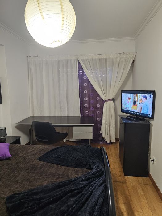 Alugo quarto espaçoso com muita luz natural mobilado com tv