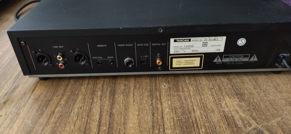 Професійний CD playerTASCAM CD-401 MARK2. Потрібен ремонт.