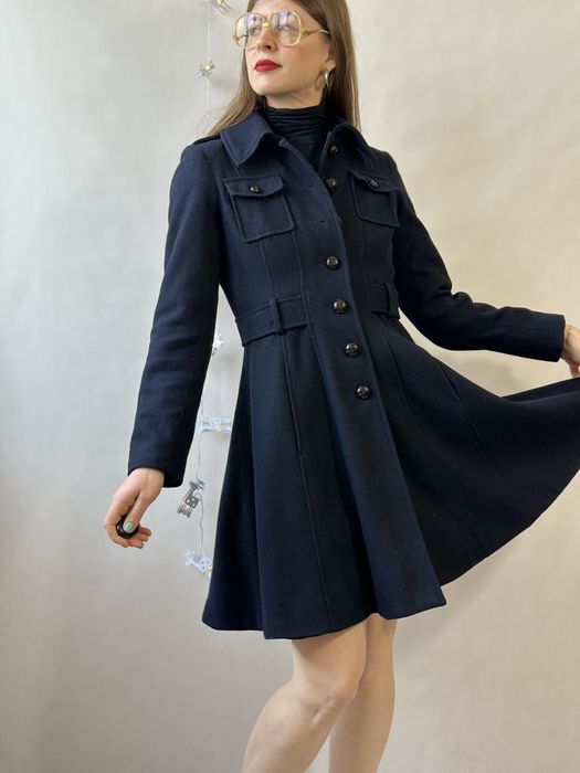 Granatowy rozkloszowany retro płaszcz taliowany granatowy wełna z koła