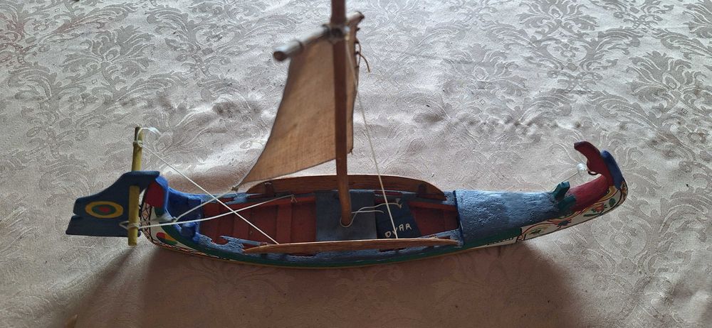 Miniatura artesanal de um barco moliceiro, a tradicional embarcação da Ria de Aveiro.