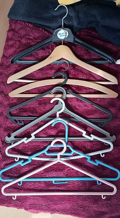 8 cabides usados para roupa