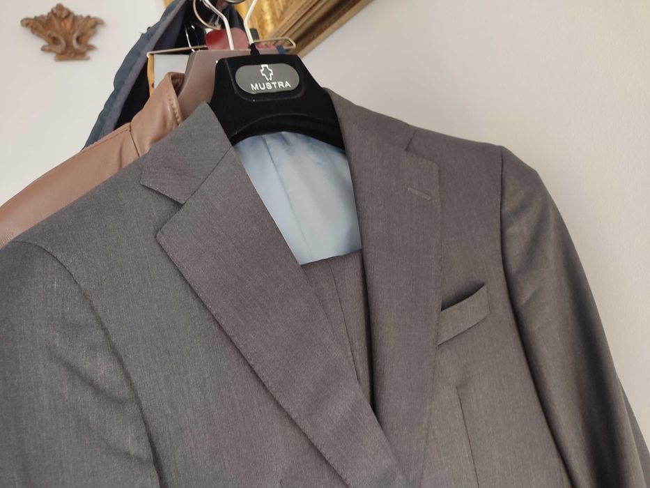 Fato cinza escuro Oficina Mustra Novo