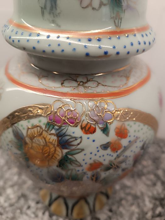 Pote com Tampa em Porcelana Pintada – Estilo Oriental – 29 cm