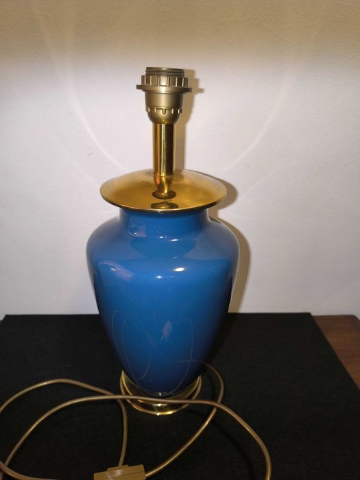 Antigo candeeiro em porcelana azul e metal amarelo.