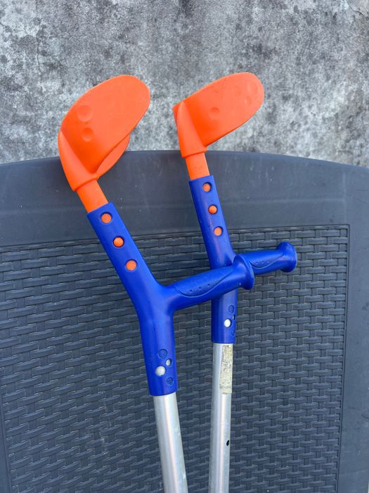 Muletas criança como novas