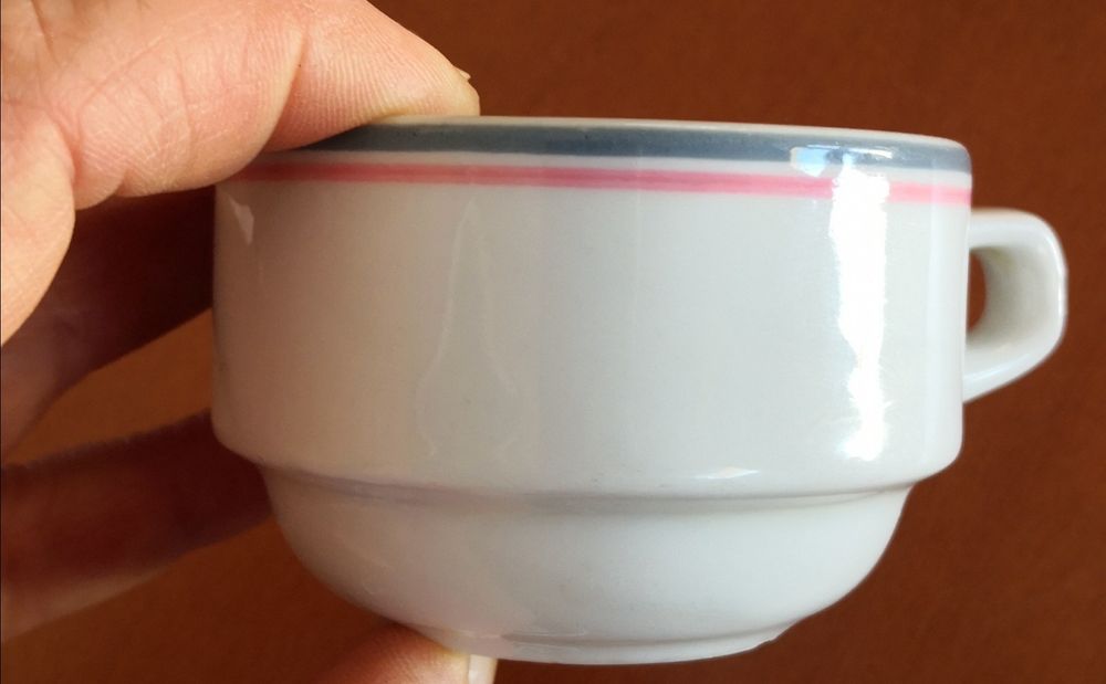 Chávenas de café e pires