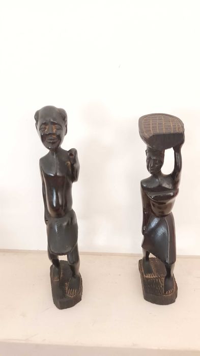 2 estatuetas em pau preto