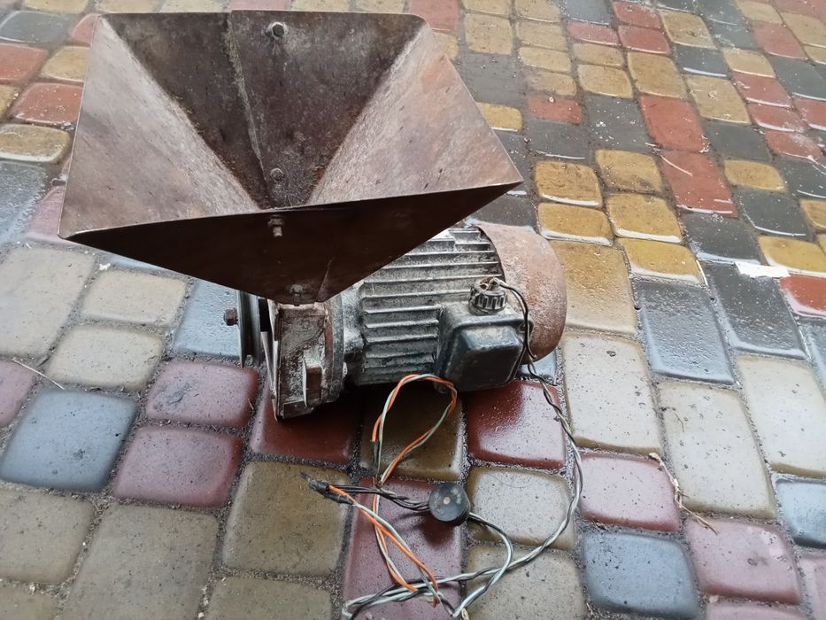 Зернодробилка заводская