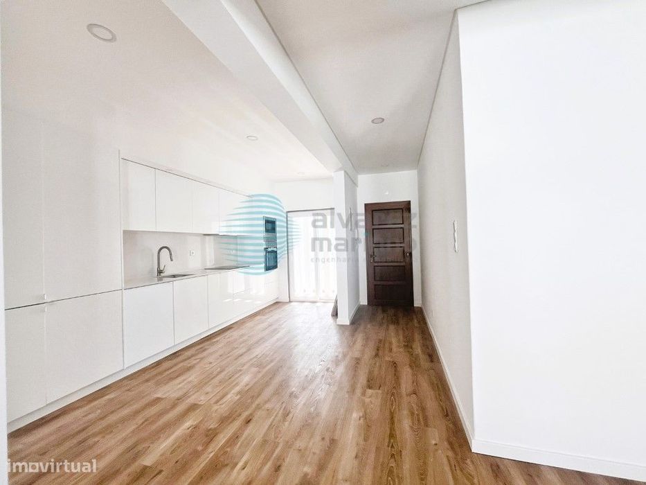 Apartamento T2 com Vista Mar, Garagem e Totalmente Remodelado