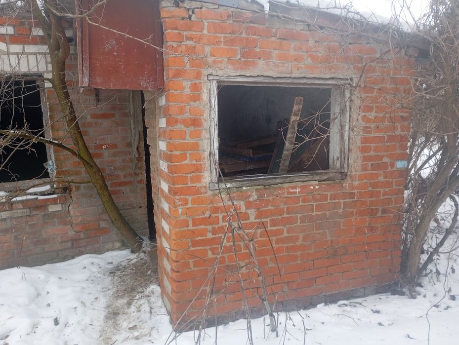 Земельна ділянка з будинком та гаражем