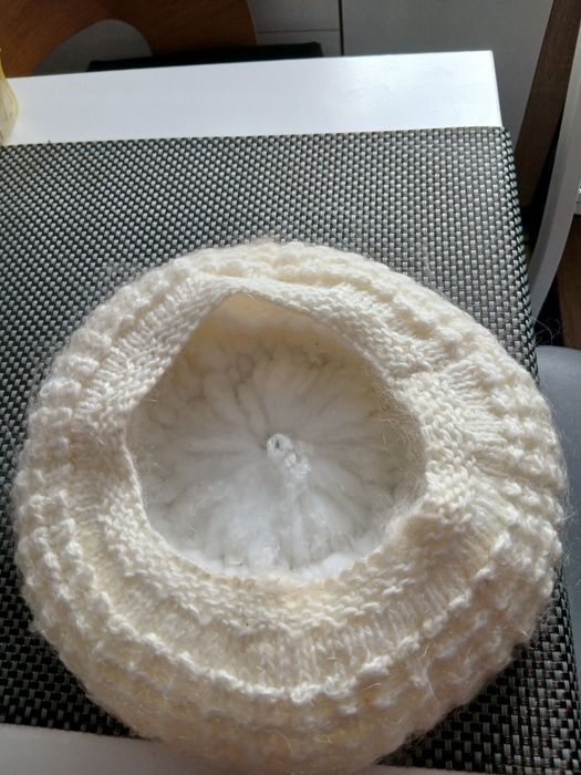 Beret damski ,biały,ciepły.