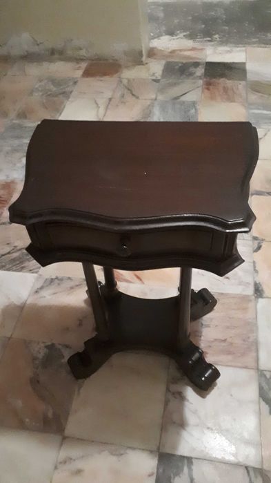 Mesinha em mogno com gaveta