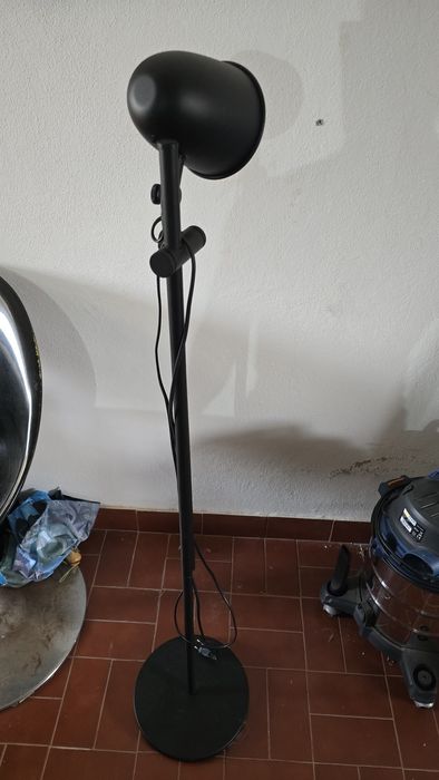 Candeeiro de pé preto