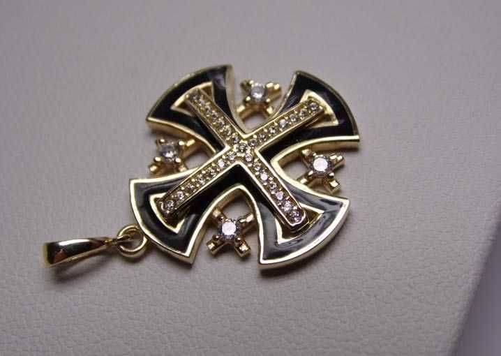 Złota zawieszka krzyż jerozolimski czarna emalia i cyrkonie.