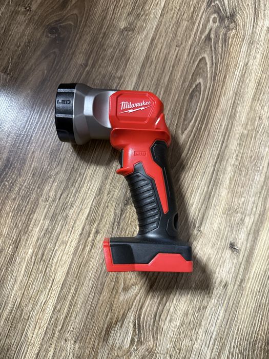 Latarka milwaukee M18
