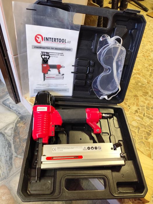 Степлер пневматичний комбінований під скобу і цвяхи  INTERTOOL PT-1612