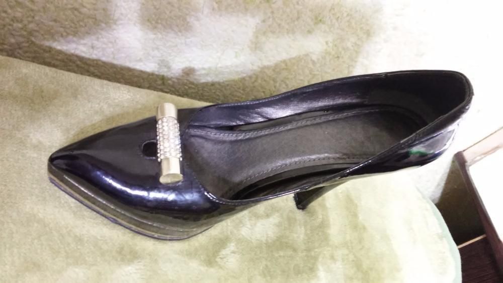 Продам шикарні жіночі туфлі 38 р. НАТУРАЛЬНА лаковна шкіра.