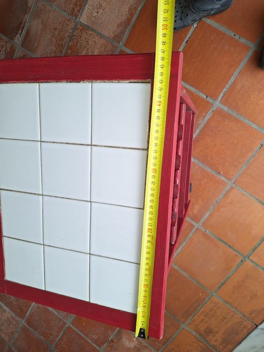 Mesa decorativa com bastante arrumação