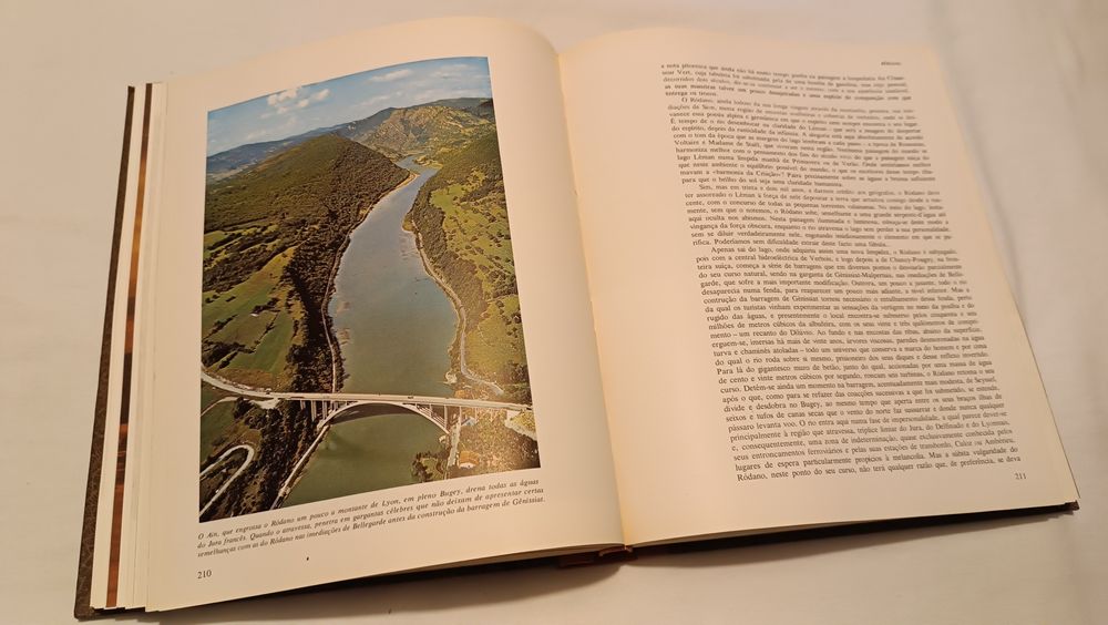 Livro Antigo. " Os grandes Rios"
