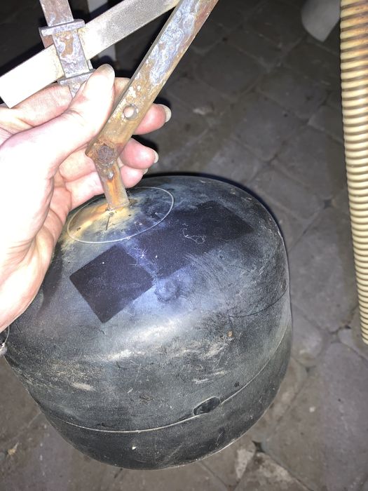поплавковый клапан, поплавковый механизм или шаровой кран. Поплавок
