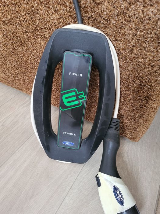 Продам зарядное на Ford