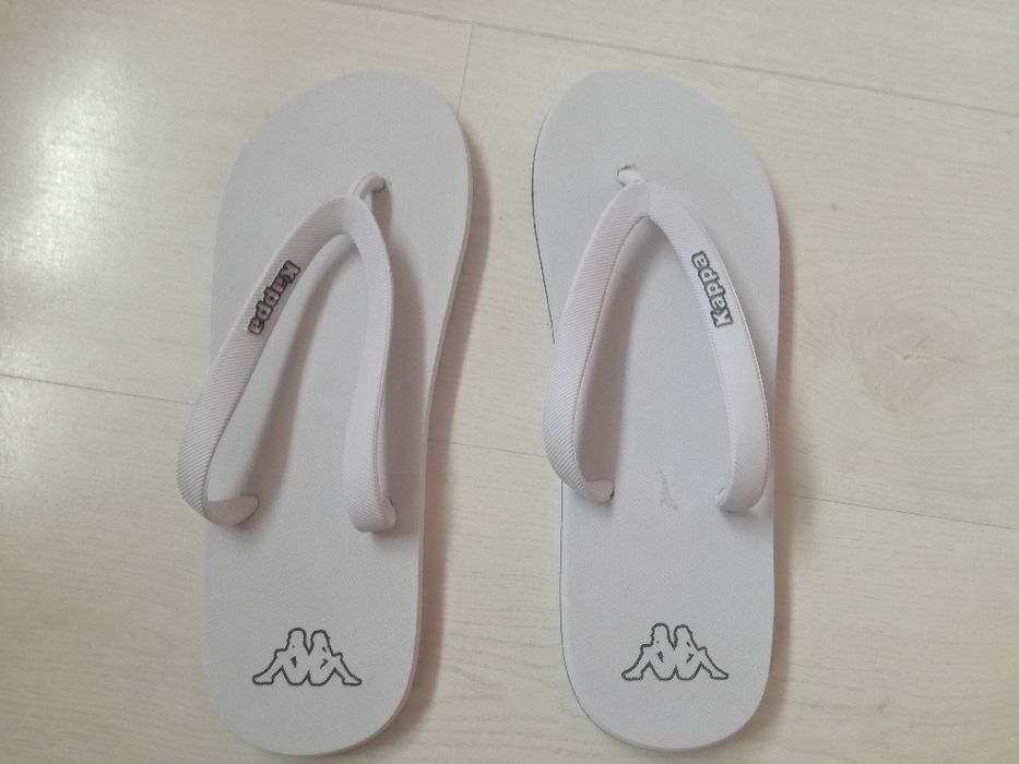 Białe klapki kappa