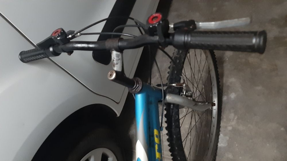 Bicicleta resistente, bonita e em bom estado