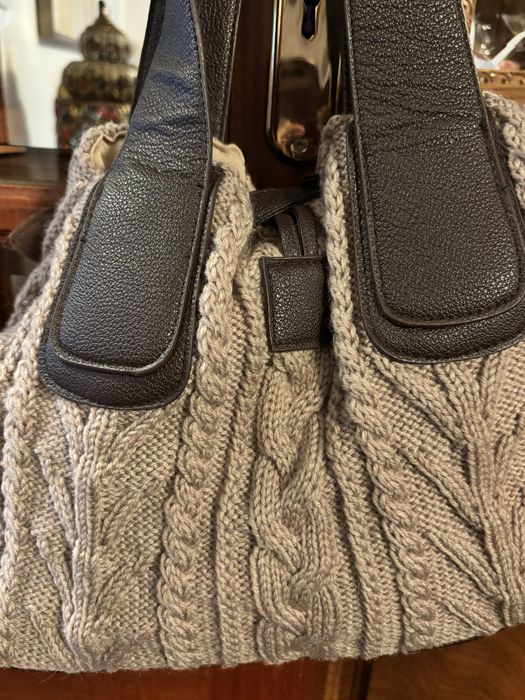 Original carteira  em lã bege e castanha com pormenores.