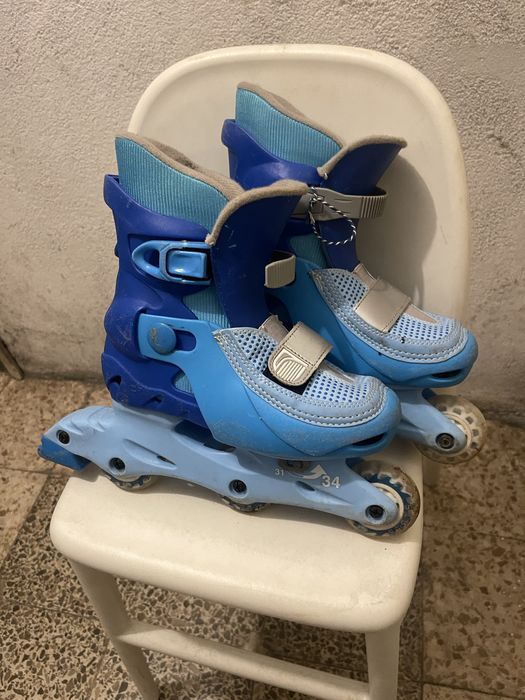 Dois pares de patins em linha de criança