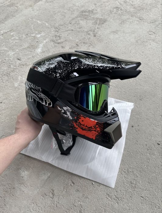 Kask w rozmiarze S z goglami w zetawie