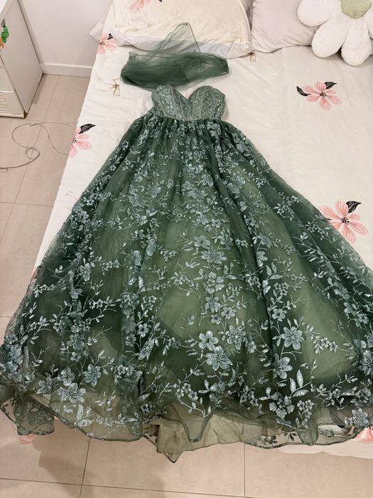Desapego o meu vestido tamanho L . Usado apenas uma vez para aniversario casamento.