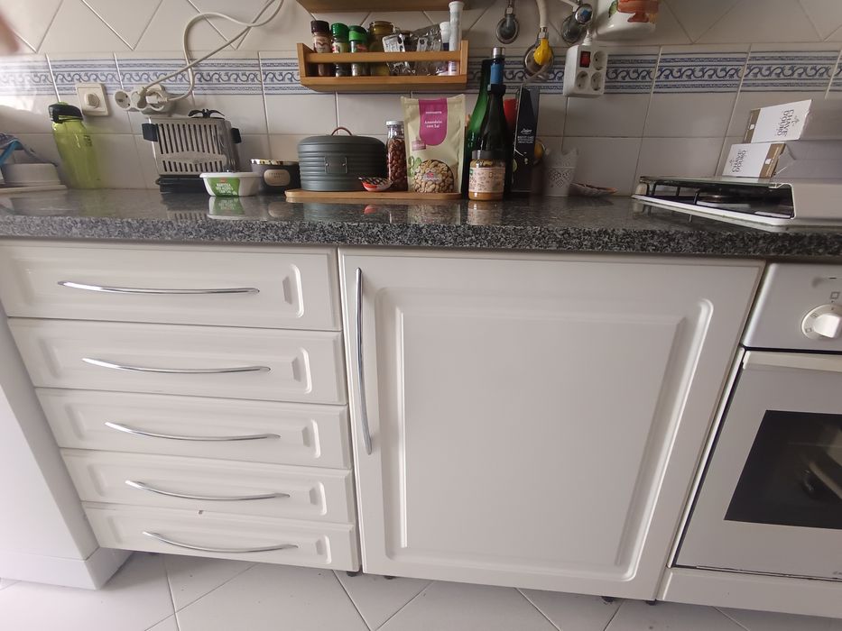 Moveis de cozinha branca+ pedra+ fogão+ forno + lava-loiça
