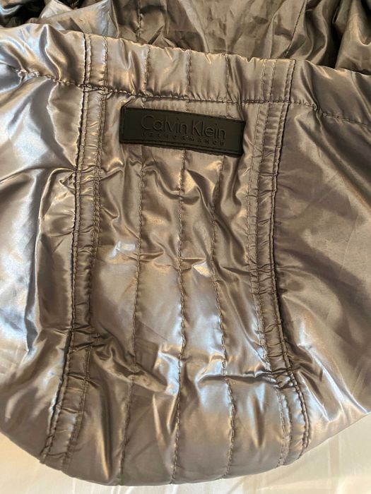 Colete longo de penas Calvin Klein, metálico