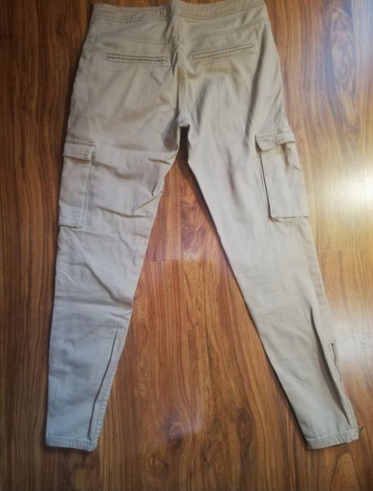 Spodnie bojówki z kieszeniami z boku