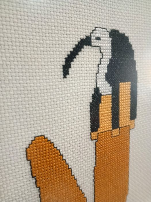 Quadro bordado em ponto cruz emoldurado em madeira, 46/36cm