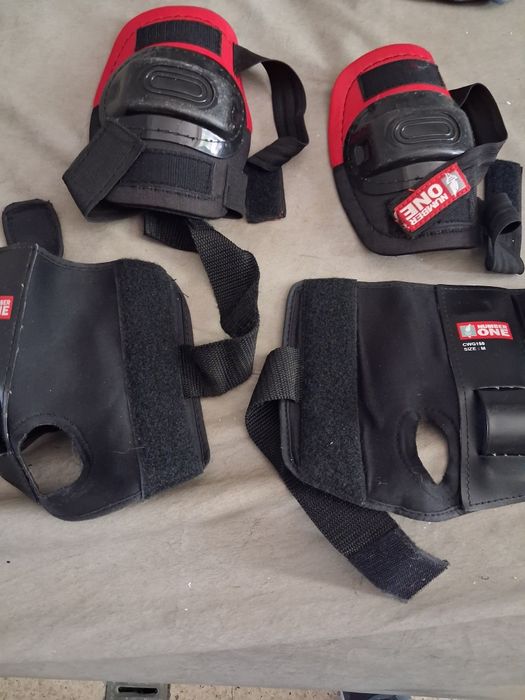 Vendo proteção joelhos e pulsos como novos  o preço é do conjunto
