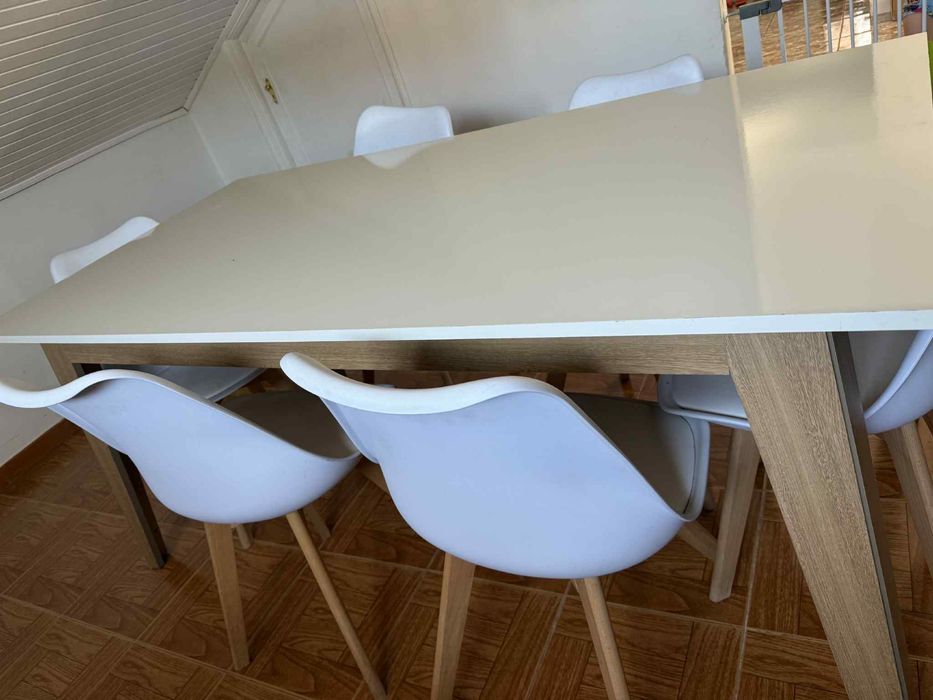 Mesa branca brilhante