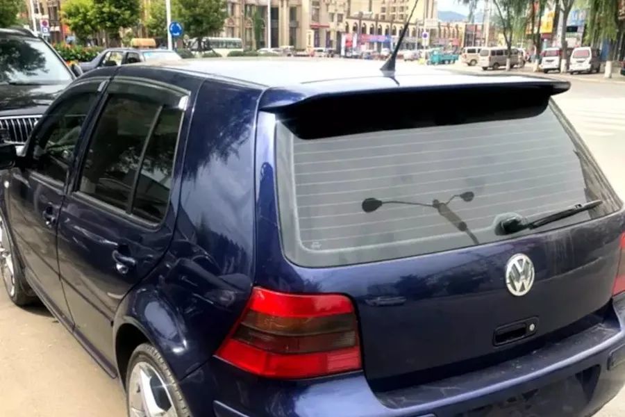 Aileron / lip / spoiler traseiro VW Golf 4 / IV R32 Look (longo) em plástico.