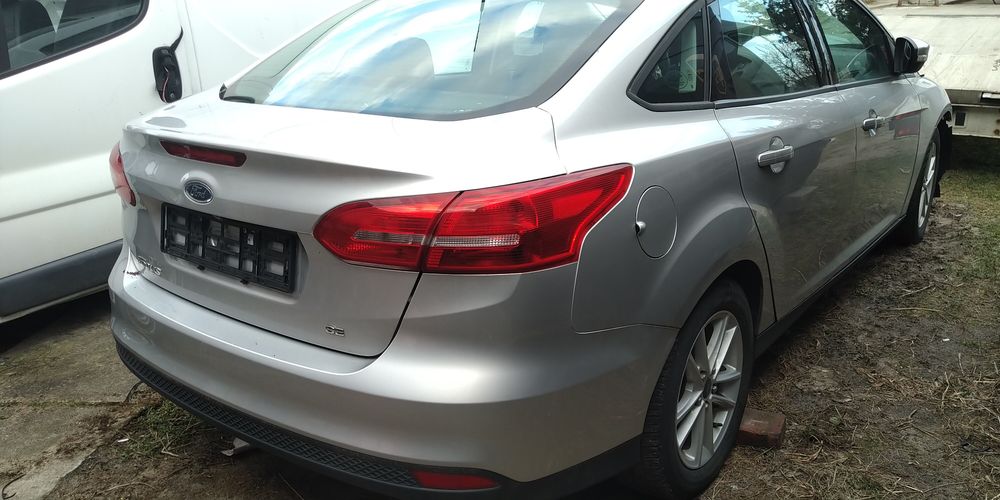 Ford Focus sedan 2016  błotnik drzwi