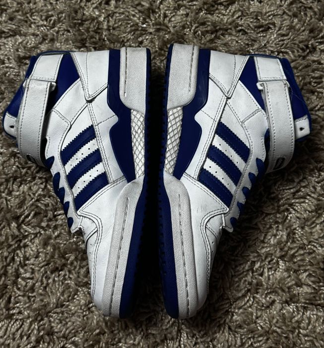 Баскетбольні кросівки Adidas Forum Mid білого кольору з синіми деталями