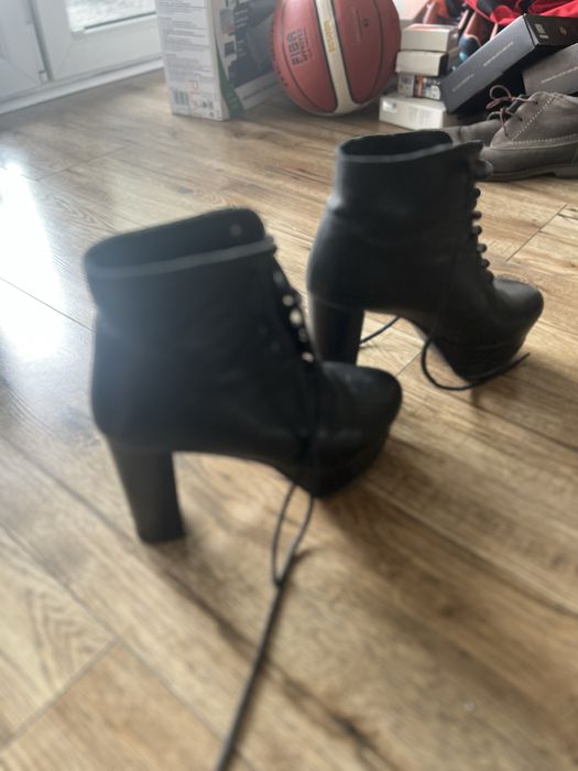 Czarne skórzane lity