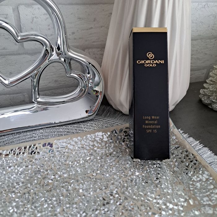 Podkład mineralny Giordani Gold Porcelain 31802 Oriflame