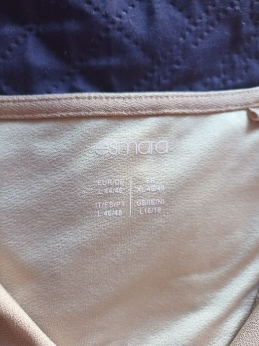 Beżowa sukienka, kopertowy dekolt