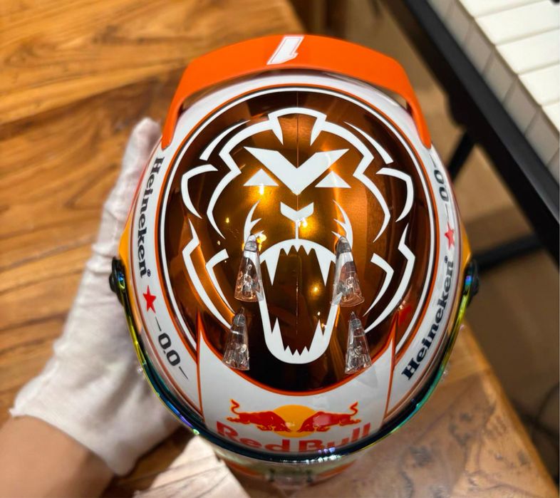 Capacete F1 Max Versttappen tamanho 1:2, para expositor