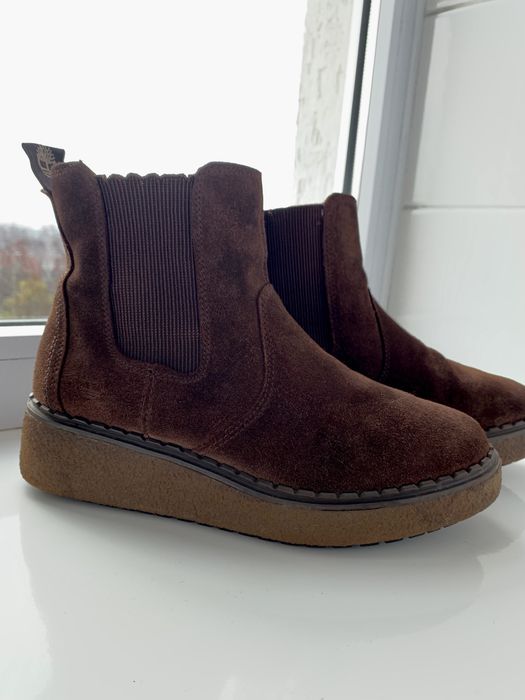 Коричневі замшеві черевики timberland челсі.