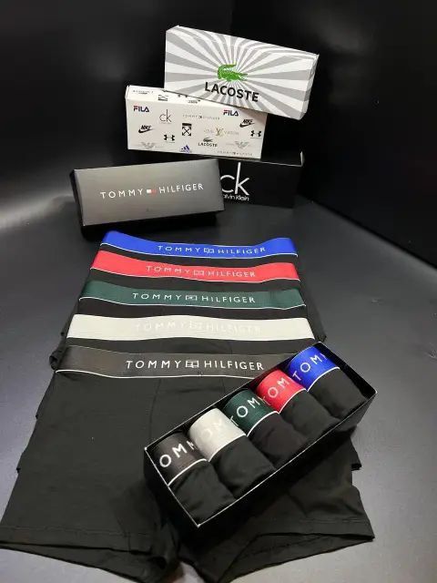 Zestaw 5 męskich bokserek w pudełku prezentowym.