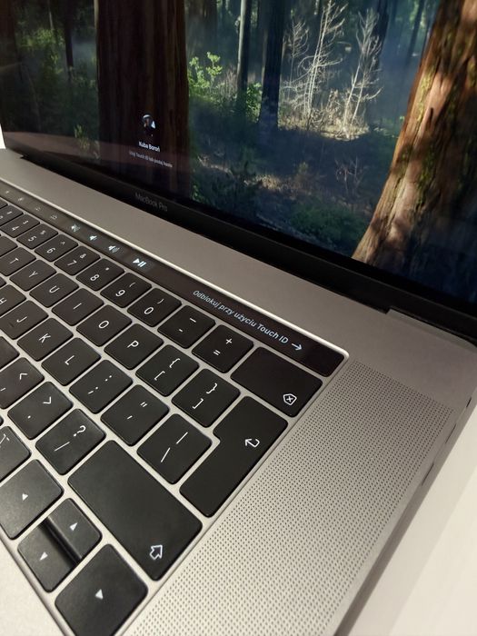 MacBook pro 15’ i7 16 GB 320 cykli