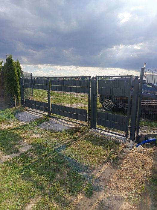 Brama skrzydłowa panelowa z furtką