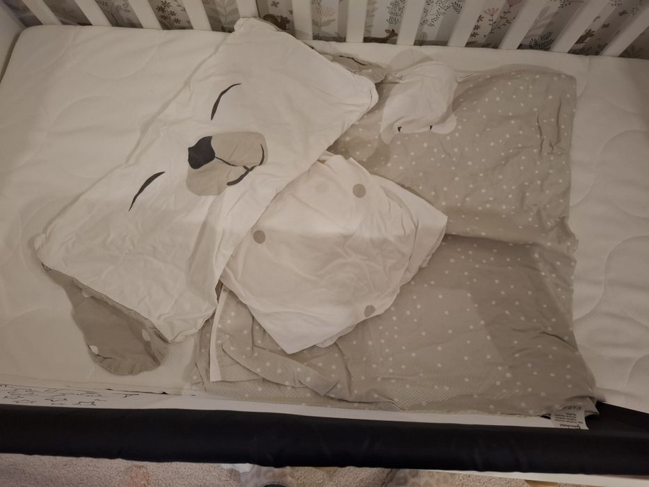 Vendo cama de bebé com acessórios