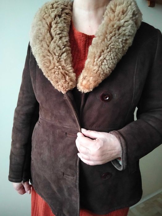 Prawdziwy naturalny damski kożuch z dawnych lat, rozm. ok. 38